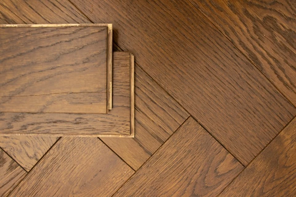 Rustic Engineered Flooring Oak Herringbone Coffee Brushed UV Lacquered 14/3mm By 125mm By 600mm - Image 5