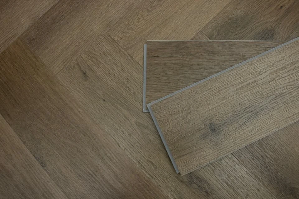 Supremo Luxury Click Vinyl Rigid Core Herringbone Flooring Cacao Brown With Built In Underlay 6mm By 126mm By 630mm 5 Supremo Luxury Click Vinyl Rigid Core Herringbone Flooring Cacao Brown With Built In Underlay 6mm By 126mm By 630mm - Image 5