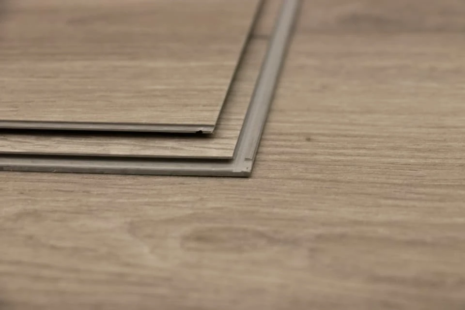 Supremo Luxury Click Vinyl Rigid Core Flooring Light Grey With Built In Underlay 5mm By 180mm By 1220mm 4 Supremo Luxury Click Vinyl Rigid Core Flooring Light Grey With Built In Underlay 5mm By 180mm By 1220mm - Image 4